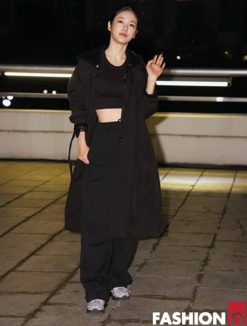 신예은 공항패션 트레이닝복에 트렌치코트? 올블랙 출국 룩 정보