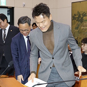 박진영 국감에서도 파격적인 시스루 의상으로 화제