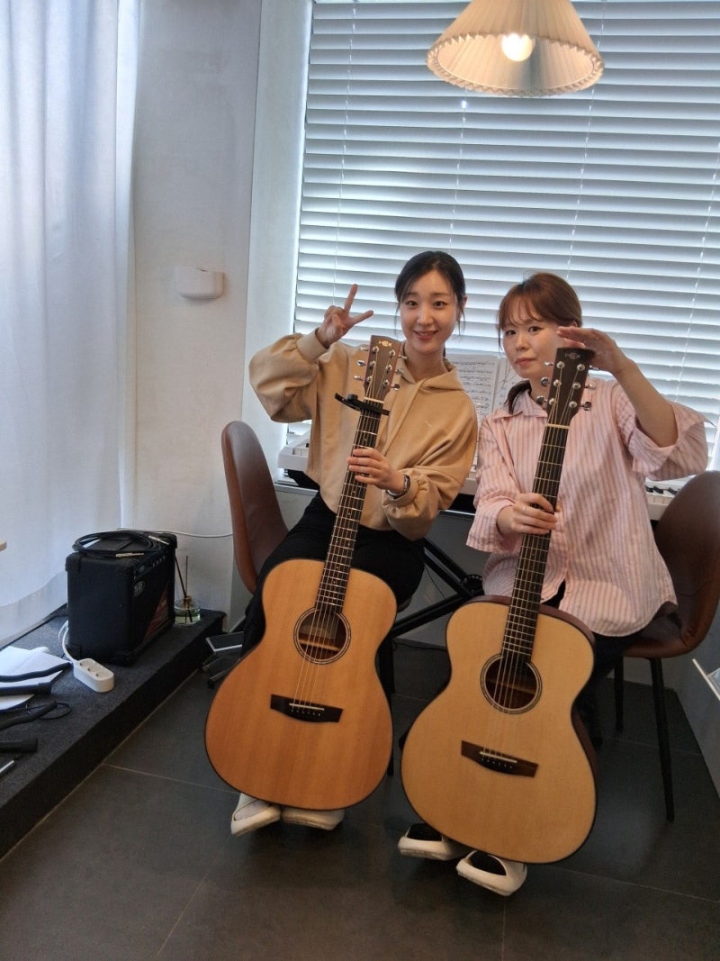 오늘은뮤직 안양점에서 강사와 수강생이 1:1로 기타 레슨을 하는 모습