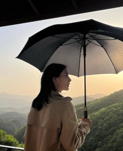 옷 잘 입는 연예인 가을 필수템… 54세 김서형이 몇 년째 고집하는 가을 트렌치코트