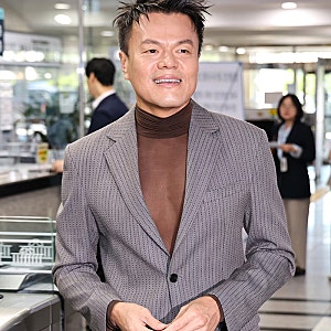 '국감장에 망사' 입고 나온 박진영 파격 시스루 패션