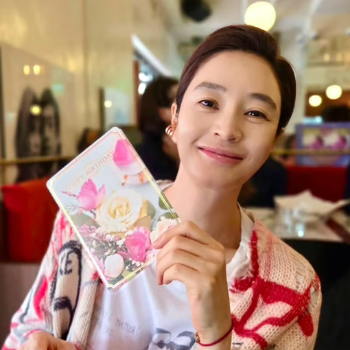 부동산으로 1년 만에 40억 벌었다는 김혜수, 56세 생일 셀카 봤더니