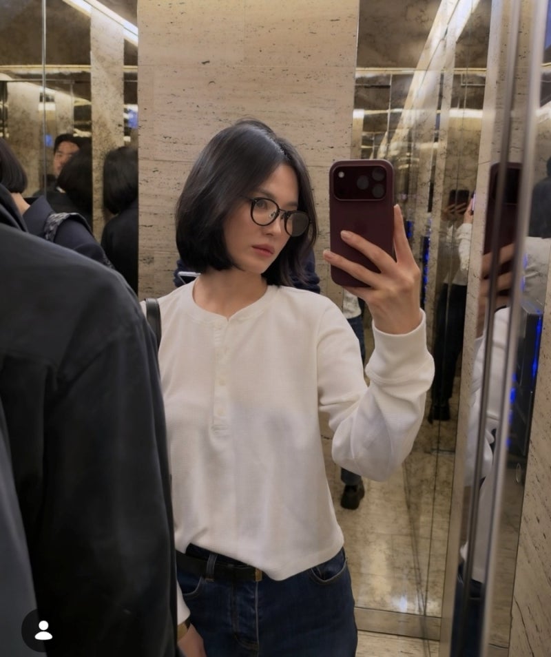 안경 써도 이렇게 예쁘다고? 송혜교가 선택한 동그란 안경
