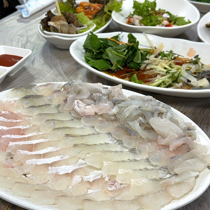 포항 죽도시장 횟집, 두툼하고 찰진 활어회 맛집 '영광회대게센타' 모듬회 솔직 후기