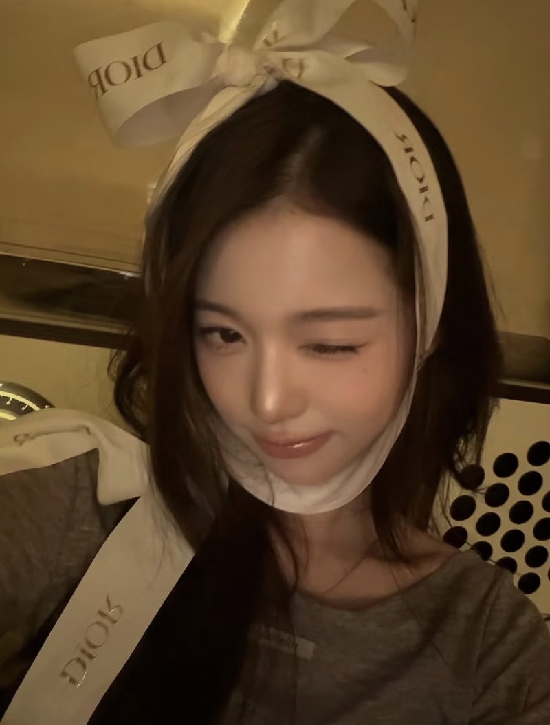 장원영 디올 언박싱, 포장 리본을 머리에? 인형 같은 시스루 그레이룩
