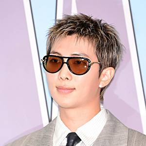 방탄소년단 RM, 호텔 앞 찾아온 팬들에 부탁한 이유…“잠도 잘 못 자고 공연에 지장”