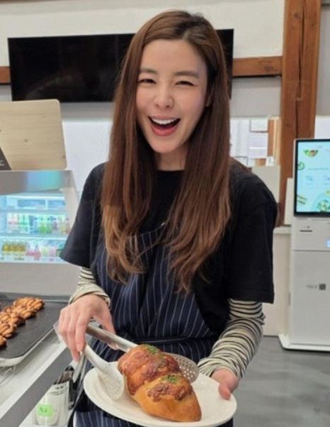 “대체 누가 이렇게 걸었나?” 김규리 카페 앞 거꾸로 걸린 태극기 논란