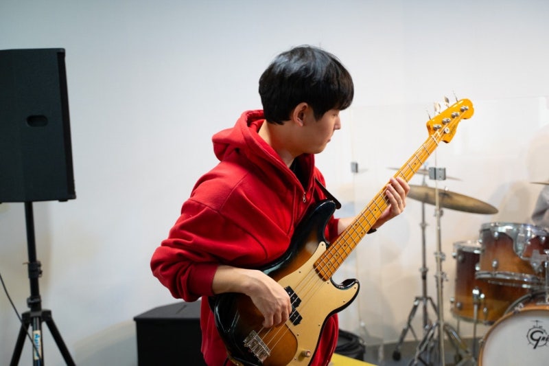 오늘은뮤직 안산점 베이스 강사가 베이스기타를 연주하는 모습