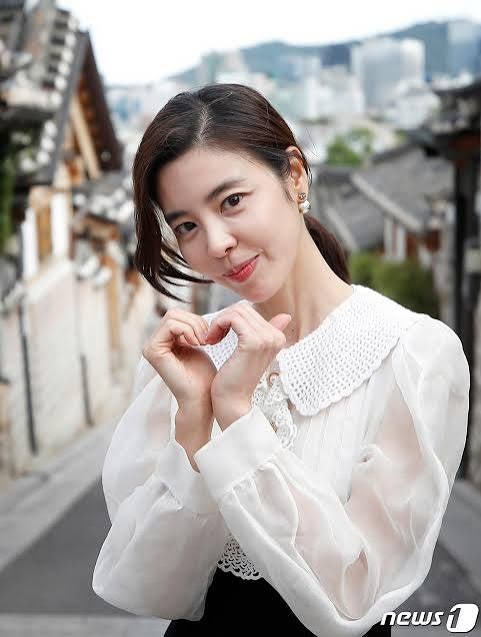 김규리 카페 태극기 논란, 국경일 앞둔 해프닝과 연이은 태극기 구설수