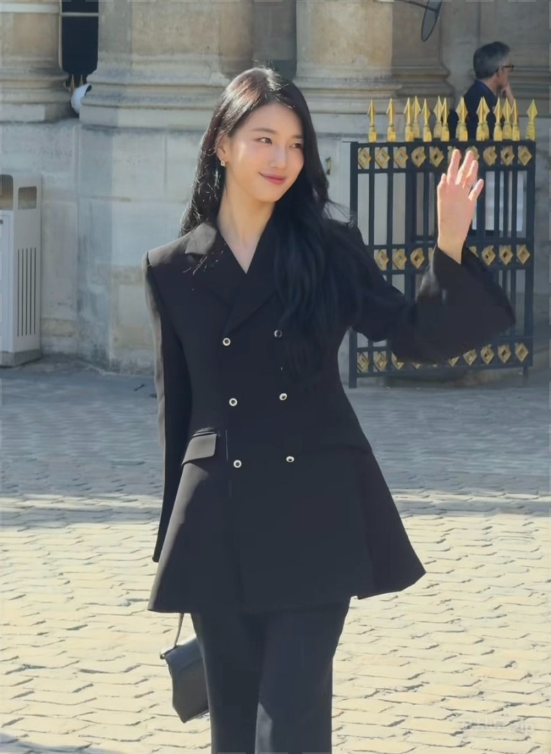"얼굴이 개연성"…셀린느쇼 프런트로 압살한 수지, 올블랙 파리 패션