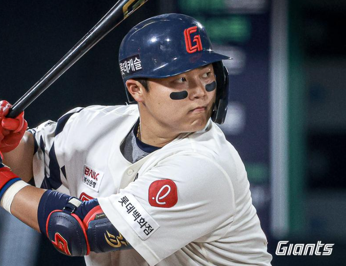 "롯데 판이 바뀐다" 롯데 한동희, 김도영·노시환과 3루 거포 경쟁하는 이유는?내년 롯데 중심....