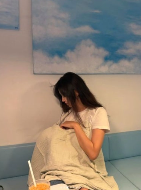 40대 여배우 <b>최유화</b>,카페 식당서 <b>모유수유</b> 공개한 근황
