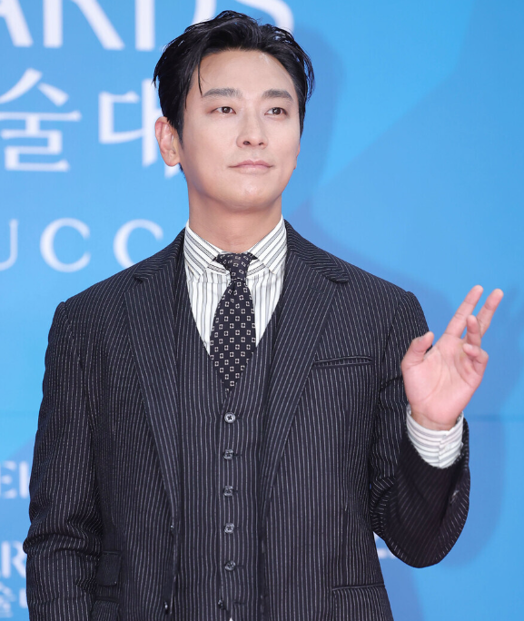 "드디어 열애 인정인 줄..." 주지훈 왼손 약지 확대해보고 난리 난 진짜 이유