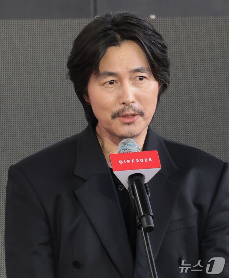 정우성, 이정재와 함께한 아티스트컴퍼니 이사직 중도 사임…임기 6개월 남기고 경영 일선 ....