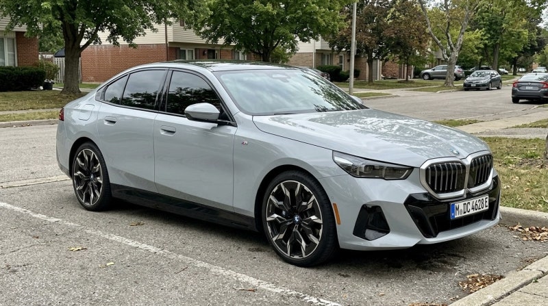 "국산 대형 세단 사려던 아빠들 머뭇거리게 만든?" BMW 5시리즈 가격표의 위엄
