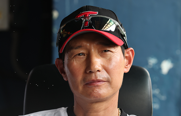 염경엽 감독, 3위보다 더 골치 아픈 선택?