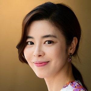 배우 김규리 근황 카페 건물 앞 태극기, 한글날 앞두고 거꾸로 걸린 채 발견