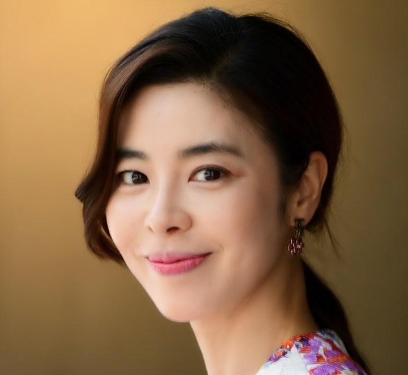 배우 김규리 근황 카페 건물 앞 태극기, 한글날 앞두고 거꾸로 걸린 채 발견