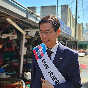 조경태, 노무현 묘역 참배…야당 중진의 협치 행보인가 철새의 이동 준비 인가?