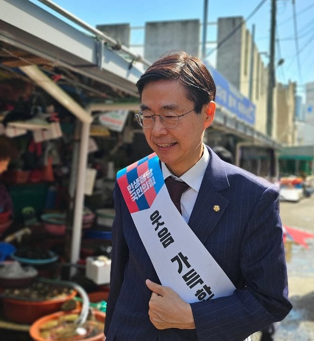 조경태, 노무현 묘역 참배…야당 중진의 협치 행보인가 철새의 이동 준비 인가?