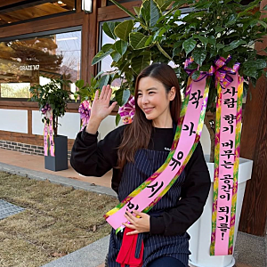 김규리, 가족 운영 카페 앞 ‘거꾸로 태극기’ 논란…배우 근황도 관심