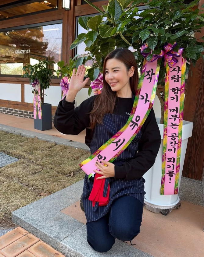 김규리, 가족 운영 카페 앞 ‘거꾸로 태극기’ 논란…배우 근황도 관심
