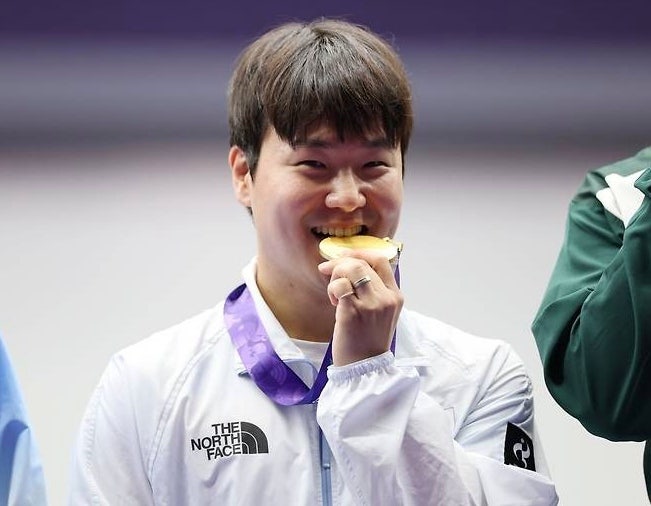 금메달 시상식서 '메롱' 논란 박승수, 전역모 인증에 이어 쏟아지는 비판