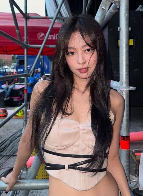 "8년 전 객석의 팬이 이제는 5만 명 앞 듀엣으로"… 제니, 위켄드 고양 콘서트 깜짝 게스트 출....