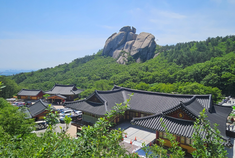 강원도 가볼만한곳 : 거대한 수바위 전설과 미륵대불, 연등 가득한 부처님오신날 고성 화암....