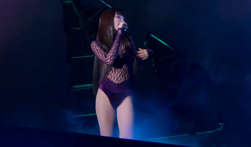 파격적 보랏빛 스윔수트 입고 무대 오른 제니, 위켄드 콘서트 뒤흔든 제니의 깜짝 등장