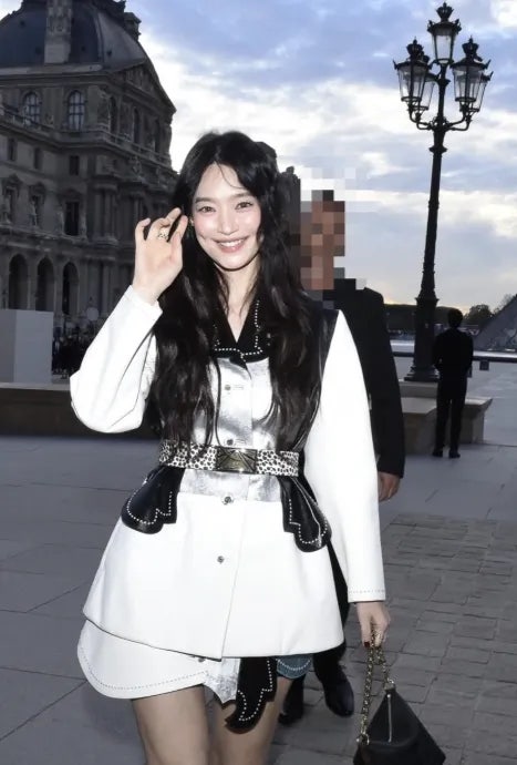 42세 신민아, 파리에서 찍힌 사진에 또 난리… 이 미모 실화야?