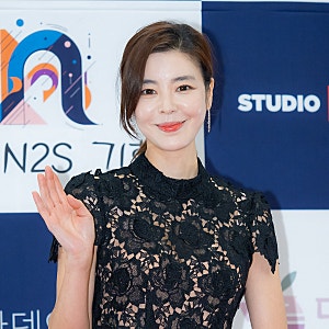 배우 김규리, '거꾸로 태극기' 게양 논란…별도 입장無