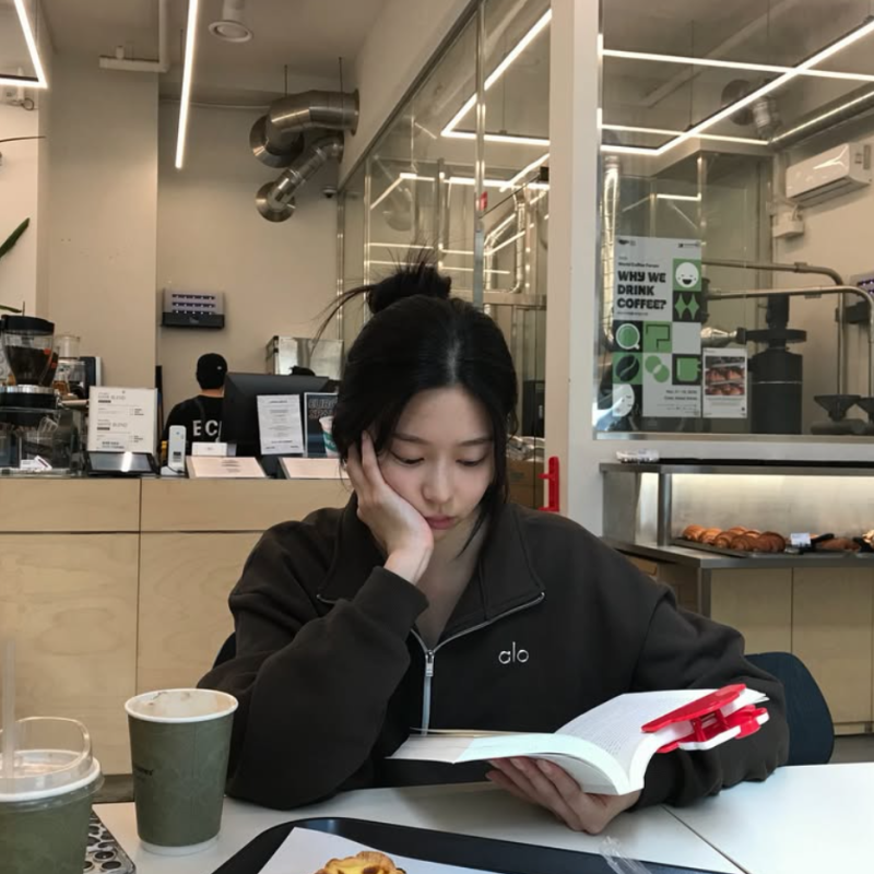 "카페에서 입은 집업이 뭐길래?" 김민주 인스타 사복, 알고 보니 알로 요가의 이 제품