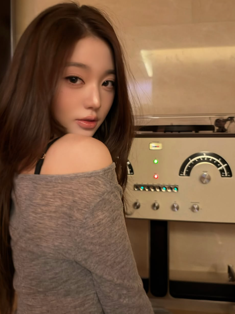 장원영 회색 니트 집콕룩, 'my place, my peace'…디올 상자 하나까지 눈에 띄네요
