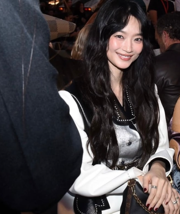 "진짜 40대라고?" 파리 루이비통 신민아, 사랑스러운 패션