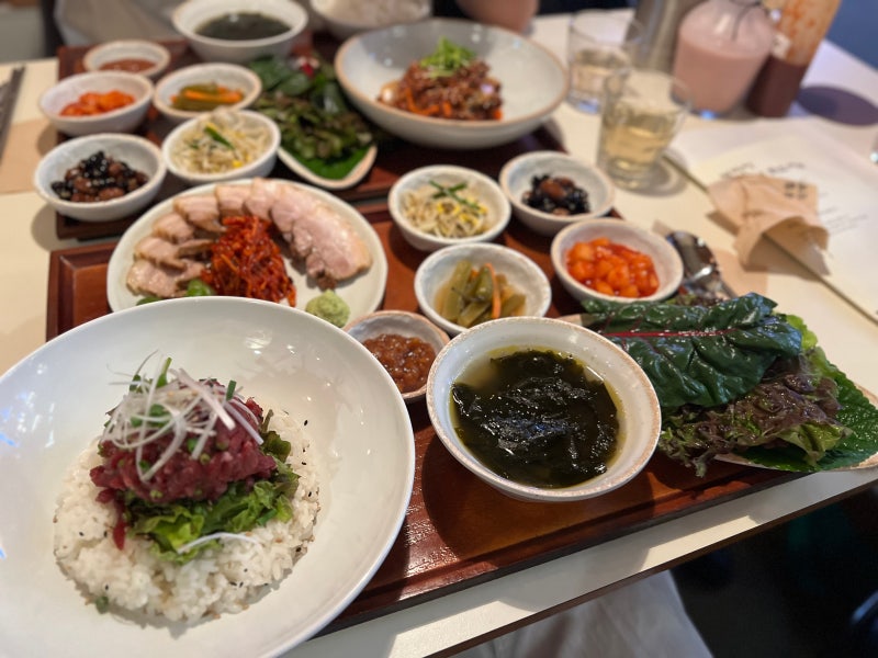 강남역 한식 맛집 무월식탁 보쌈 육회비빔밥 반상 후기
