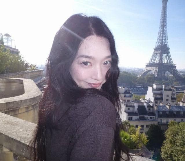 결혼반지 두 개 끼고 홀로 파리로… 신민아, 루이비통 패션쇼 참석