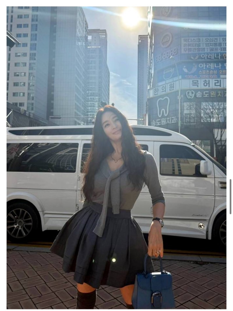 김혜수·유나, 같은 옷 대결 세일러 프레피룩 57세 여배우 압도적 이라는 대중
