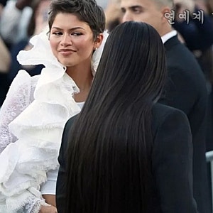 젠데이아 웃으며 악수했는데 무례하다고?…프랑스 영부인과 만난 순간 무슨 일이 | 나이 프....