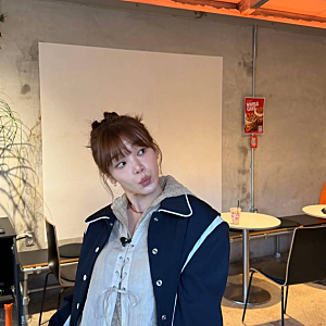 오마이걸 승희 카페룩, 남색 재킷 흰 라인에 리본 블라우스…팬미팅 앞두고 전한 근황