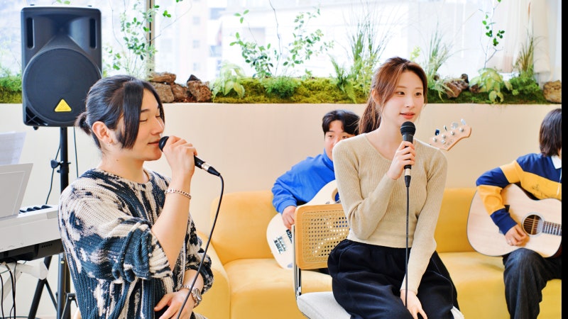 오늘은뮤직 양정점 강사와 수강생이 1:1 보컬 레슨을 진행하는 모습