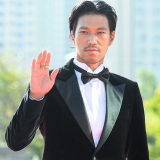 "자연인인 줄 알았는데"… 레드카펫 찢어버린 김민 긴머리 자르고 턱시도