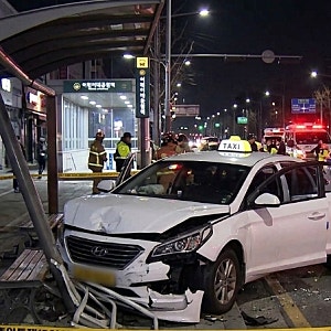 광진구 어린이대공원역 택시 승객 태우고 졸음운전, 중앙선 침범 후 인도 돌진…40대 부부 사....