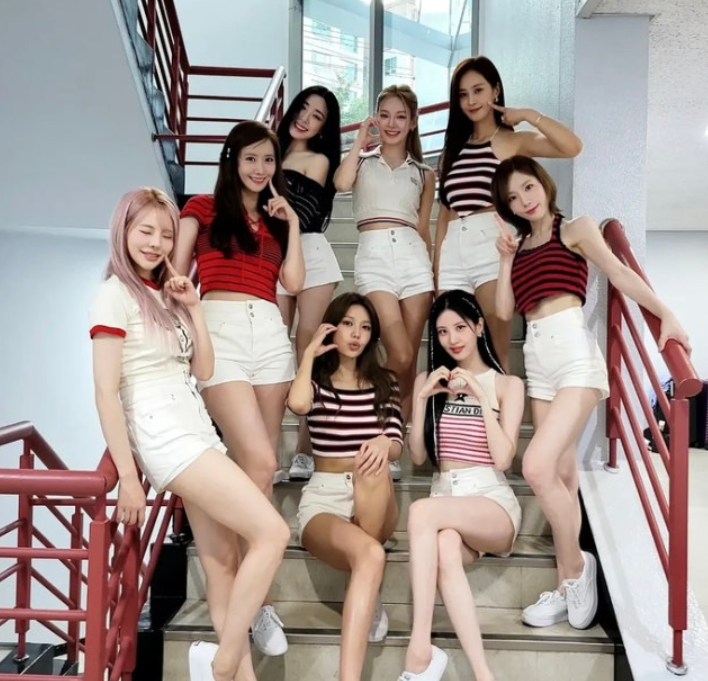 "지금은 소녀시대, 앞으로도 영원히" 2027 시즌그리팅으로 뭉친 8인 완전체와 20주년 카운트다....