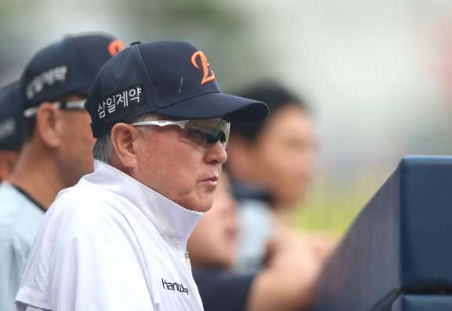 한화 김경문 퇴진, 손혁 단장도 동반 결별 최종전 8-9 패·9위 마감