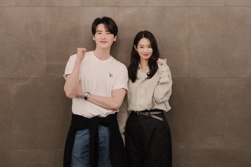 데뷔 25년 신민아, '재혼 황후' 대본 보고 '이게 뭐지' 싶었다더니…부산서 반응이 터졌다