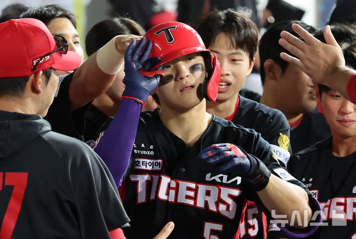 KIA 김도영, 시즌 44호 홈런 '쾅'…홈런왕 굳히기