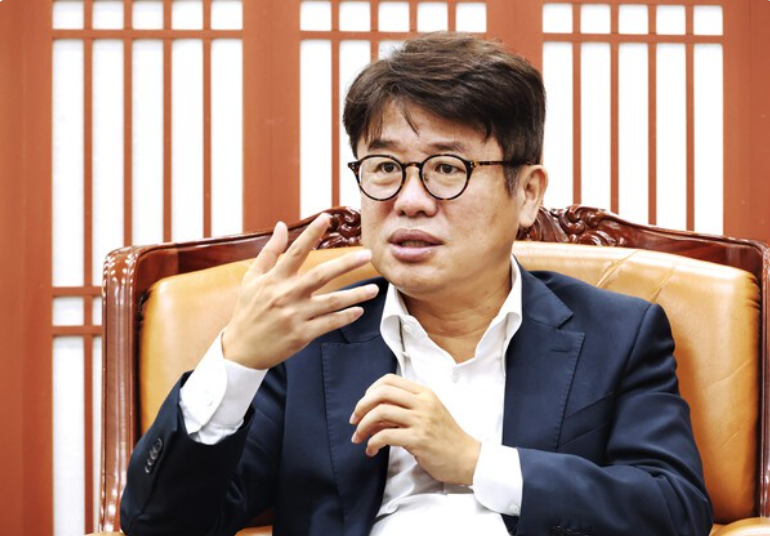 국토교통위원장인 유의동 평택시 국회의원은 최원용 평택시장과 함께 LH에 평택 고덕 기반시....