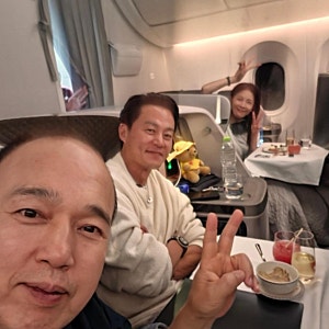 하지원 모시는 이서진·김광규, 싱가포르행 비행기 안 모습 포착