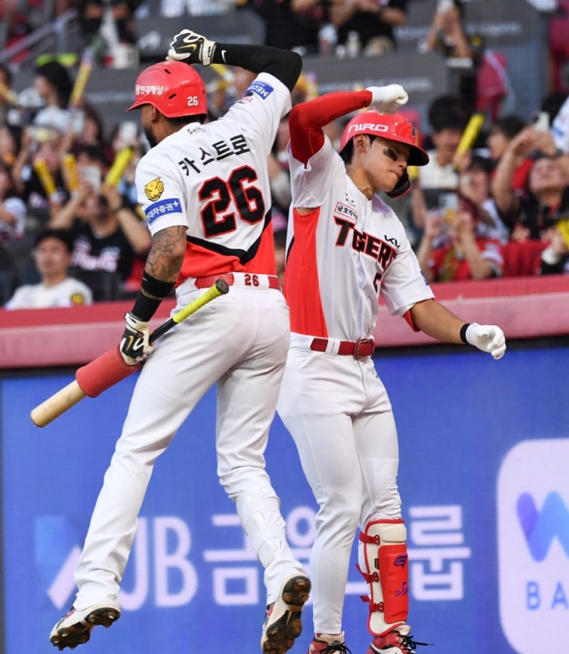 KIA 홈런 4방 폭발! 김도영 44호·카스트로 멀티포, SSG 8-5 제압…준PO 매직넘버 1